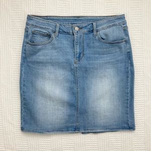 Levi’s Jeans Skirt Light Wash Size 29*